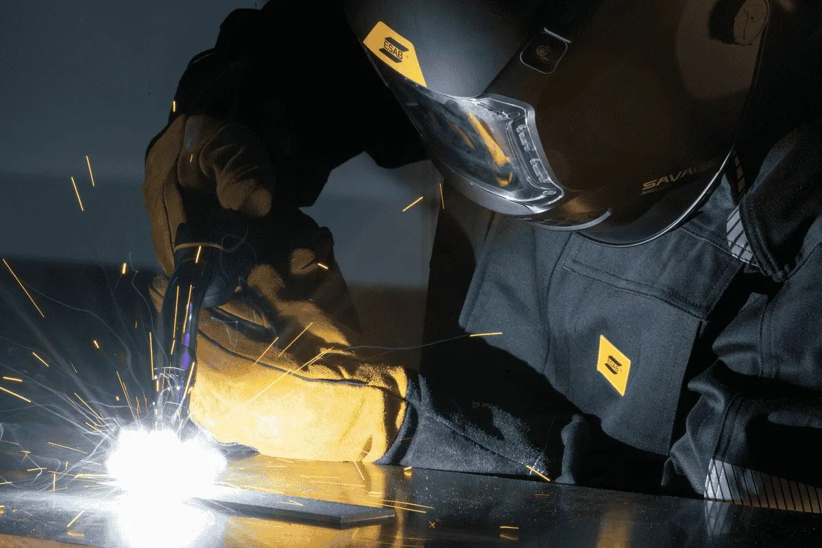 Soldador industrial trabajando en taller Seguricor