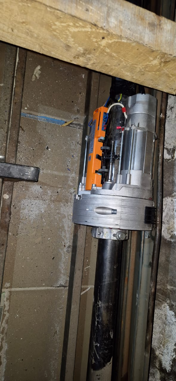 Imagen del proyecto Primer plano del motor y la caja naranja