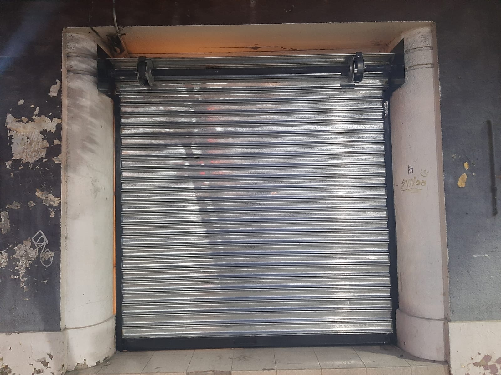 Imagen del proyecto Cortina Metálica en Fachada Clásica